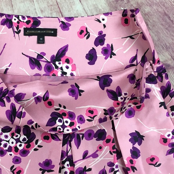 👛Express Studio flower pleated skirt in size 10 - Picture 4 of 6